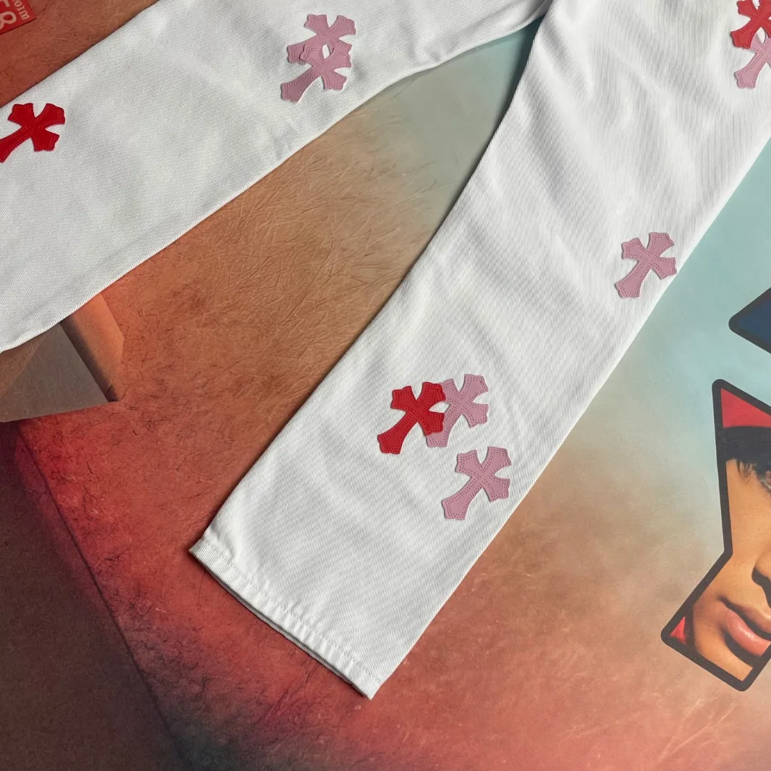 🅿️240 🔘Style No.-KL122 🔘Cro Heart𝐂𝐡𝐫𝐨𝐦𝐞 𝐇𝐞𝐚𝐫𝐭 Miami high street white pink cross patchwork leather retro straight jeans* are carefully crafted with top-notch heavy-duty washing technology, and every process is dedicated to ingenuity. The calfskin is precisely laser-cut and turned into exquisite crosses, showing a luxurious texture in every detail. Paired with distressed silver hardware, the retro charm and fashion style are cleverly blended. The straight-leg design is a unique one, instantly slimming the upper body, modifying the lines of the legs, and showing a neat and capable temperament. From fabric selection to craftsmanship, every step is strictly controlled to show high-end quality and be clearly distinguished from ordinary products on the market. It is tailor-made for you who pursue the ultimate fashion.  Size: S M L XL (28.30.32.34) Color: white and pink